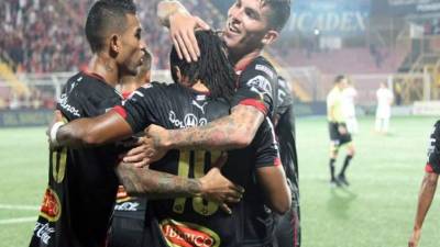 El líder Alajuelense alargó su racha de partidos sin perder. En la imagen, Carlos Discua y compañía celebran uno de los goles ante Cartaginés.