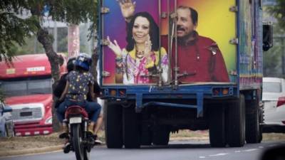 Una clínica móvil con la imagen del presidente de Nicaragua Daniel Ortega (d), y su esposa la vicepresidenta Rosario Murillo (i), es vista este lunes en una avenida de Managua (Nicaragua). EFE/Jorge Torres