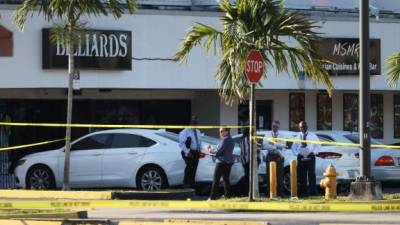 ¡Amanecer sangriento en Miami! Dos personas murieron y al menos 20 resultaron heridas este domingo cuando tres hombres dispararon contra la multitud reunida delante de una sala de concierto en Miami, EEUU. Fotos: AFP