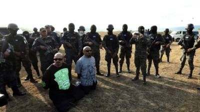 Dos cabecillas de bandas criminales detenidos y custodiados por agentes. Foto de archivo.