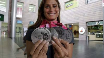Ana Joselina Fortín posando con sus medallas que logró en Kazán.