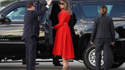 La primera dama estadounidense, Melania Trump, volvió a robarse todas las miradas al encabezar el viaje de su familia rumbo a su fin de semana en el resort del presidente Donald Trump en Mar-a-Lago, Florida.