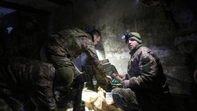 Los militares de las Fuerzas Militares de Ucrania preparan su equipo para repeler un ataque de tanques en una posición en la región de Lugansk.