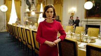 la actriz encarna a Jaqueline Kennedy en una cinta que narra los principales hechos antes, durante y después del asesinato del presidente John F. Kennedy.