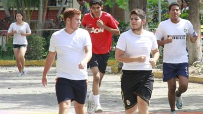 Universitarios corriendo en la maratón.