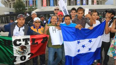 La afición hondureña y mexicana ha compartido en las afueras del Azteca previo al duelo de esta noche.