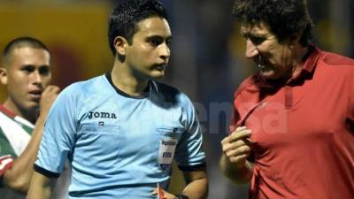 Héctor Vargas le reclamó al árbitro Said Martínez.
