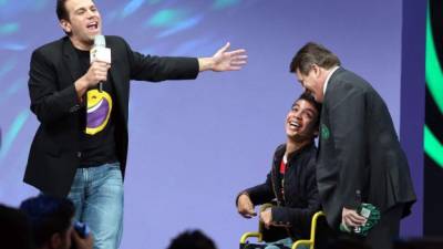 Carlos Loret de Mola y Miguel Herrera recibieron a algunos niños discapacitados en el escenario.