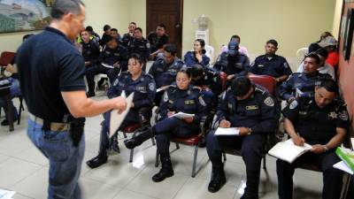 El grupo de policías, entre oficiales y agentes, durante el taller realizado ayer.