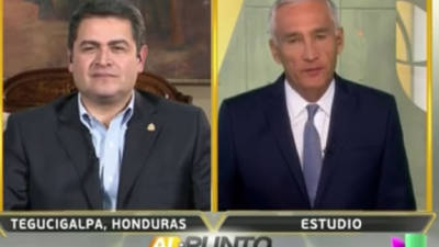 El periodista mexicano Jorge Ramos entrevista al presidente de Honduras, Juan Orlando Hernández en su programa 'Al Punto'.