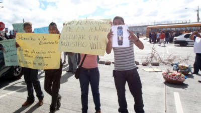“Queremos señal, queremos señal”, reclamaron ayer habitantes de varias aldeas y caseríos del valle de Amarateca, al occidente del Distrito Central, durante una toma de carretera en protesta por el bloqueo de telefonía celular en la zona.