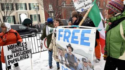 Previo al recibimiento del presidente Barack Obama a Enrique Peña Nieto en Washington, algunas personas mostraron su inconformidad contra el gobierno de México por el caso de los normalistas desaparecidos de Ayotzinapa.