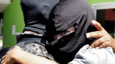 El niño fue rescatado ayer en el parque central de Cofradía.