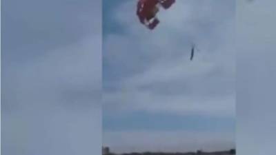 El momento cuando el empresario Malleshwara Rao (53), empezó a experimentar problemas con el paracaídas. Foto captura de YouTube.