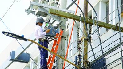Un empleado técnico del Programa Nacional de Reducción de Pérdidas en un operativo en El Centro. Foto: Melvin Cubas.