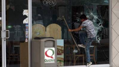 Tras dañar vehículos, también irrumpieron en varios negocios capitalinos.