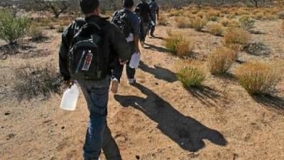 Inmigrantes mexicanos cruzan con agua el desierto de Arizona en un intento de pasar ilegalmente a EEUU. AFP