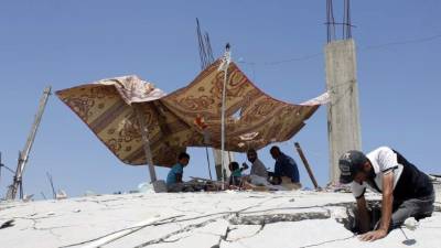 Los palestinos que habitan en la desolada Franja de Gaza han construido refugios temporales a la espera de un alto el fuego.