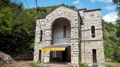 Creyentes católicos, musulmanes y también ortodoxos veneran desde hace siglos una pequeña iglesia franciscana dedicada a la Virgen María en la pequeña ciudad bosnia de Olovo, a unos 40 kilómetros al oeste de Sarajevo. Este lugar, declarado 'monumento nacional' de Bosnia Herzegovina por su importancia cultural e histórica, es uno de los santuarios marianos más antiguos de la región, con orígenes en el siglo XIV. EFE