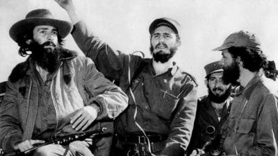 Tras la huida de Batista en enero de 1959, Camilo Cienfuegos, izquierda, y Fidel Castro, centro, entraron a La Habana. EFE