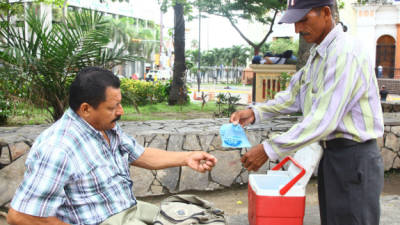 Con amabilidad, Marcos Bonilla vende las bolsas de agua. Aunque no siempre le va bien, cuando más gana son 100 lempiras.