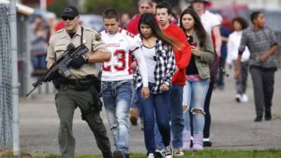 Policías evacuaron a los estudiantes en la secundaria de Marysville, luego de que se registrara un tiroteo protagonizado por el alumno Jaylen Fryberg.