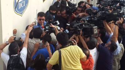 Reynaldo Vásquez, expresidente de la Federación Salvadoreña de Fútbol, en su presentación en la División Central de Investigacones de la Policía Nacional Civil tras ser capturado.