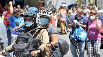 Hondureños circulan en las calles de Tegucugalpa a pesar de las medidas implementadas por el Gobierno para prevenir el coronavirus.