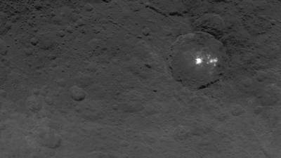 Las imágenes tomadas por la sonda muestran una estructura piramidal en medio de una planicie.