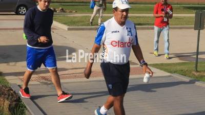 El hijo del DT de Honduras ha llegado a la práctica de la Bicolor.