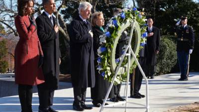 - El presidente de Estados Unidos, Barack Obama (2-i), y la primera dama Michelle Obama (i), el expresidente de Estados Unidos Bill Clinton (2-d) y la exsecretaria de Estado de Estados Unidos Hillary Clinton (d) dejan una ofrenda hoy, miércoles 20 de noviembre de 2013, en el monumento a la memoria del presidente John F. Kennedy en su tumba en el Cementerio de Arlington en Arlington, Virginia (Estados Unidos).