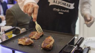 Una dieta con mucha carne y quesos puede ser tan dañina como el fumar, pero un consumo moderado de proteínas es saludable después de los 65 años de edad, según un estudio que publicó hoy la revista Cell Metabolism.