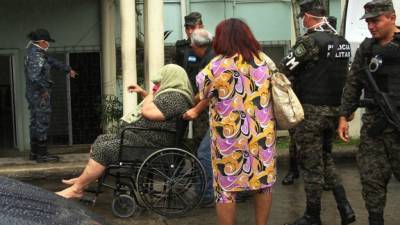 Ada Muñoz llegó ayer en la mañana a Medicina Forense custodiada por militares y ayudada por sus familiares.