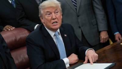 Se especula que Trump podría cancelar el programa, pero permitiría que los jóvenes inscritos en él se queden en el país hasta que expiren sus permisos temporales.