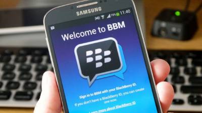 Usuario de BBM en móvil con Android.