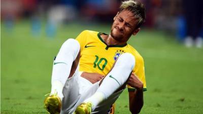 Paris Saint-Germain's Brazilian forward Neymar attends a training session on the eve of the UEFA Champions League football match PSG vs Bayern Munich on September 26, 2017 at the OOredoo training center in Saint-Germain-en-Laye, west of Paris. / AFP PHOTO / FRANCK FIFE