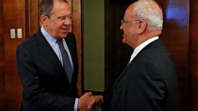 El secretario general de la Organización para la Liberación de Palestina (OLP), Saeb Erekat (d), saluda al ministro ruso de Exteriores, Sergey Lavrov (i), a su llegada a Moscú (Rusia) este 13 de enero. EFE