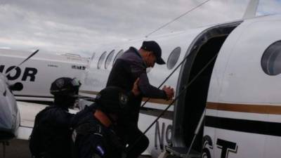 Bajo estrictas medidas de seguridad, Roberto de Jesús Soto abordó la aeronave que lo llevó a Estados Unidos.