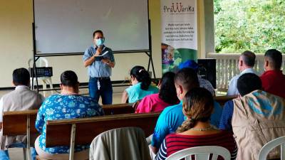 Luis Gradiz, del programa Prawanka, moderó un espacio de preguntas. La jornada incluyó la conformación de mesas de trabajo entre pueblos indígenas, cooperación internacional y Gobierno. Fotos: Amílcar Izaguirre