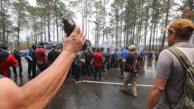 La Policía Nacional desalojó ayer martes a un grupo de policías depurados que se tomaron la CA-5 en Zambrano, Francisco Morazán.