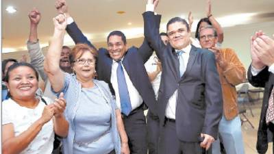 José Luis Valladares y Roy Urtecho y sus seguidores celebran el triunfo.
