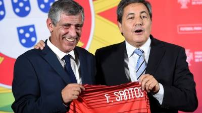 Fernando Santos posa con la camisa de la Selección de Portugal.