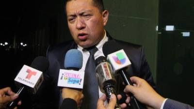 Andrés Granados, el abogado del preso capo mexicano Joaquín ' El Chapo' Guzmán, responde preguntas a periodista en Ciudad de México el 27 de junio de 2016. AFP