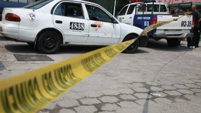El motorista murió en el interior del taxi que conducía.
