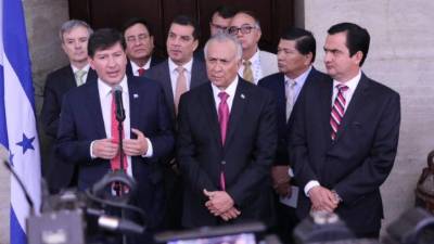 El representante de la ONU en Honduras, Igor Garafulic, habla al salir de la reunión junto al presidente del Congreso Nacional, Mauricio Oliva.