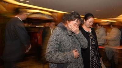 Familiares de los viajeros chinos que iban a bordo del vuelo desaparecido MH370 de Malaysia Airlines amenazaron hoy con protagonizar una huelga de hambre de protesta hasta que el Gobierno de Malasia les proporcione información veraz.