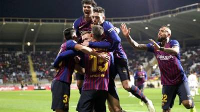 Los jugadores del Barcelona celebrando el gol de Lenglet contra el Cultural Leonesa.