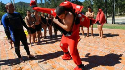 Alumnos de la Escuela Marítima Centroamericana en una práctica en Omoa.