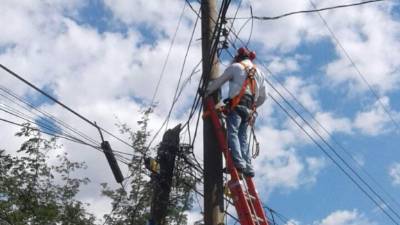 Trabajos de mantenimiento en un poste de energía.