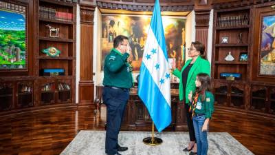 Castro recibió en la Casa Presidencial a los directivos y voluntarios de la Asociación Nacional de Scouts de Honduras.